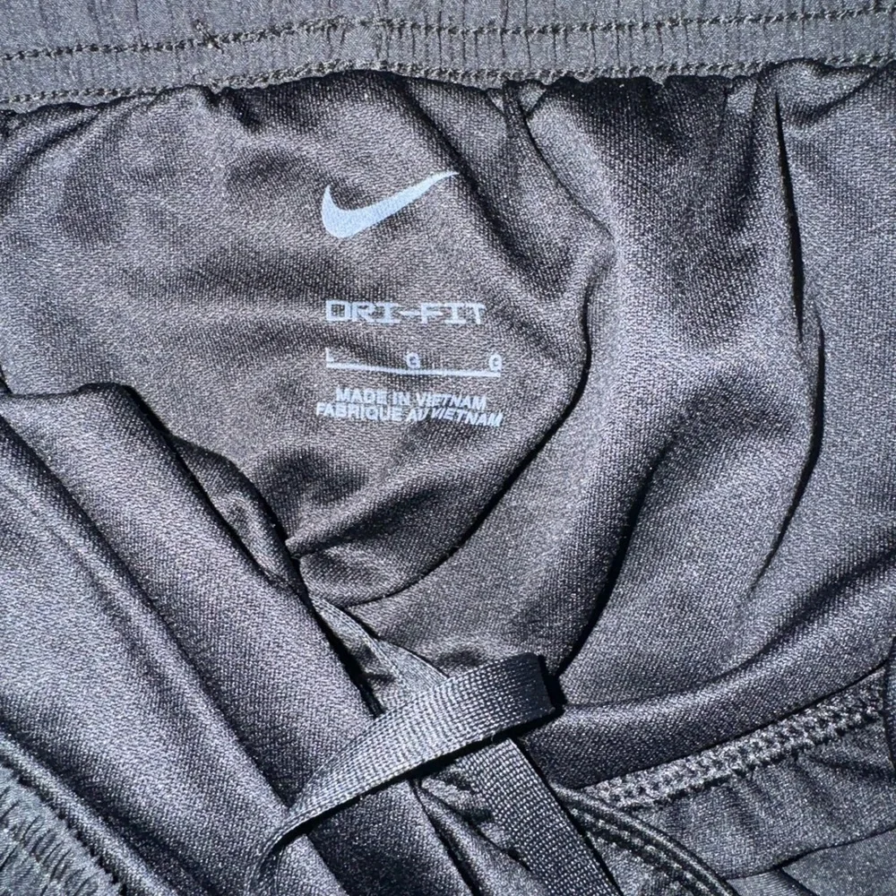 Nike Black and White Athletic Shorts Lightweight Design - Picture 3 of 3